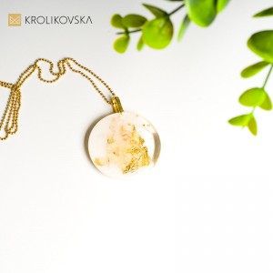 Elegancka biżuteria damska biało złota zawieszka.