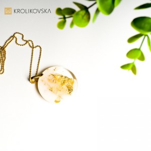 Elegancka biżuteria damska biało złota zawieszka.