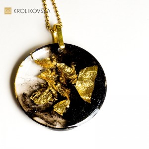 Elegancka biżuteria damska z płatkami złota.