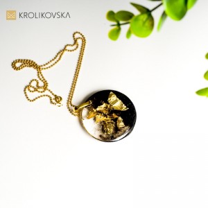 Elegancka biżuteria damska z płatkami złota.