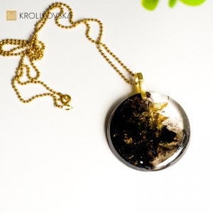 Elegancka biżuteria damska z płatkami złota.