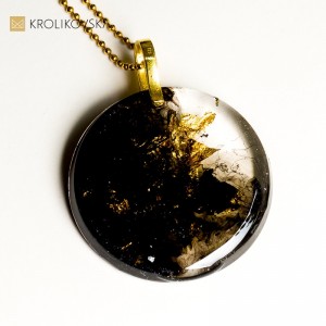 Elegancka biżuteria damska z płatkami złota.