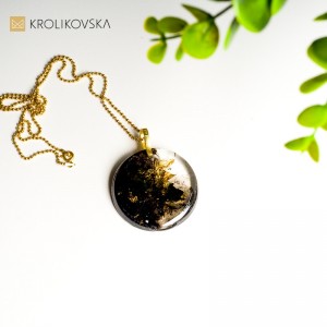 Elegancka biżuteria damska z płatkami złota.