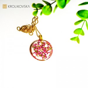 Elegancka biżuteria damska z kwiatami.