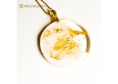 Awangarda w nowoczesnej biżuterii biało złotej.