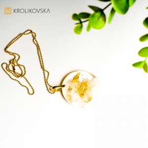 Awangarda w nowoczesnej biżuterii biało złotej.