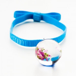 Niebieska bransoletka na gumce z kokardą z różowym wrzosem w przezroczystej kulce 3