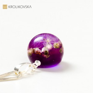 Biżuteria damska do sukienki fioletowej.