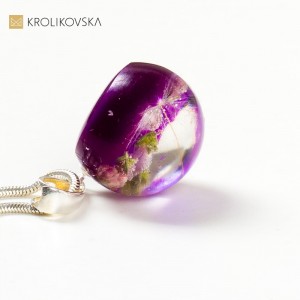 Biżuteria damska do sukienki fioletowej.