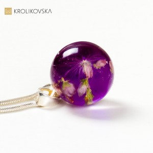 Biżuteria damska do sukienki fioletowej.