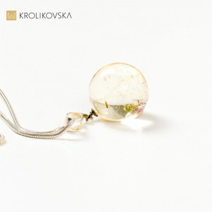 Biżuteria damska do sukienki z dekoltem.