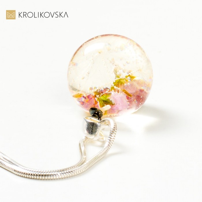 Biżuteria damska do sukienki z dekoltem.