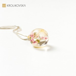 Biżuteria damska do sukienki białej.