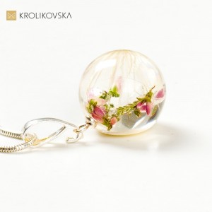 Biżuteria damska do sukienki białej.