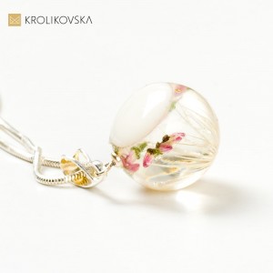 Biżuteria damska do sukienki białej.