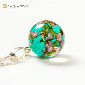 Delikatna biżuteria damska naszyjnik zielony z prawdziwymi kwiatami.