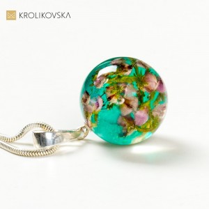 Delikatna biżuteria damska naszyjnik zielony z prawdziwymi kwiatami.