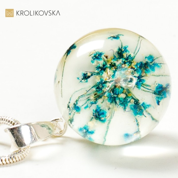 Delikatna biżuteria damska naszyjnik w prezencie.