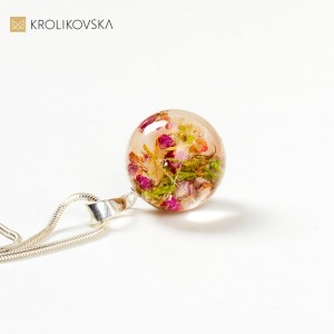 Delikatna biżuteria damska naszyjnik z kwiatami wrzosu.