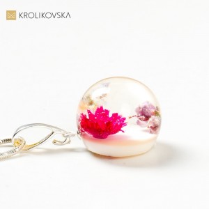 Delikatna biżuteria damska naszyjnik z kwiatem różowym.1