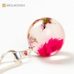 Delikatna biżuteria damska naszyjnik z kwiatem różowym.