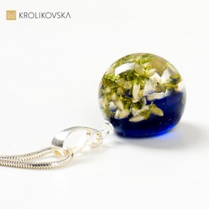 Biały wrzos w naszyjniku biżuteria damska.