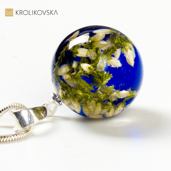 Biały wrzos w naszyjniku biżuteria damska.