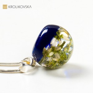 Biały wrzos w naszyjniku biżuteria damska.