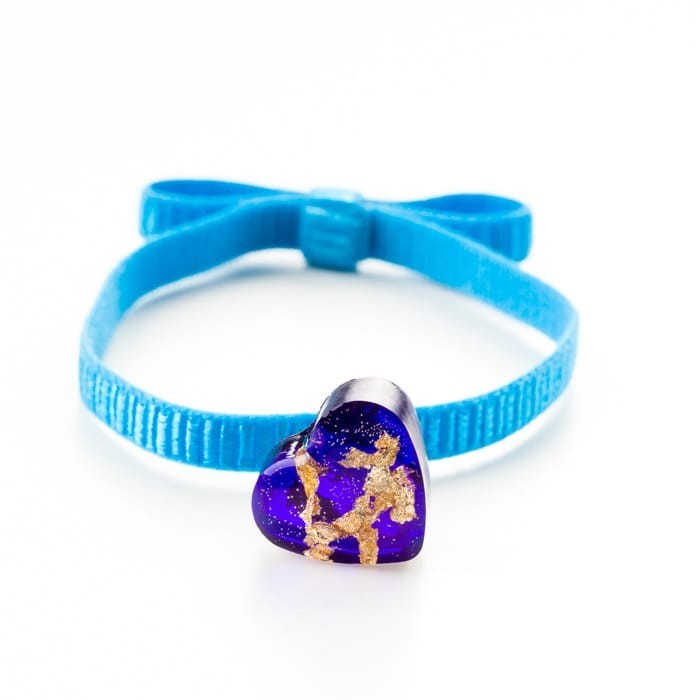 Niebieska bransoletka na gumce z fioletowym serduszkiem i złotymi płatkami 1