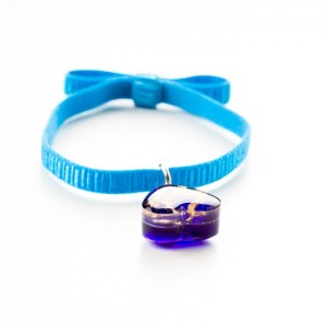 Niebieska bransoletka na gumce z fioletowym serduszkiem i złotymi płatkami