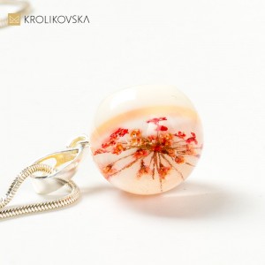 Biżuteria damska na prezent naszyjnik z czerwonym kwiatem.