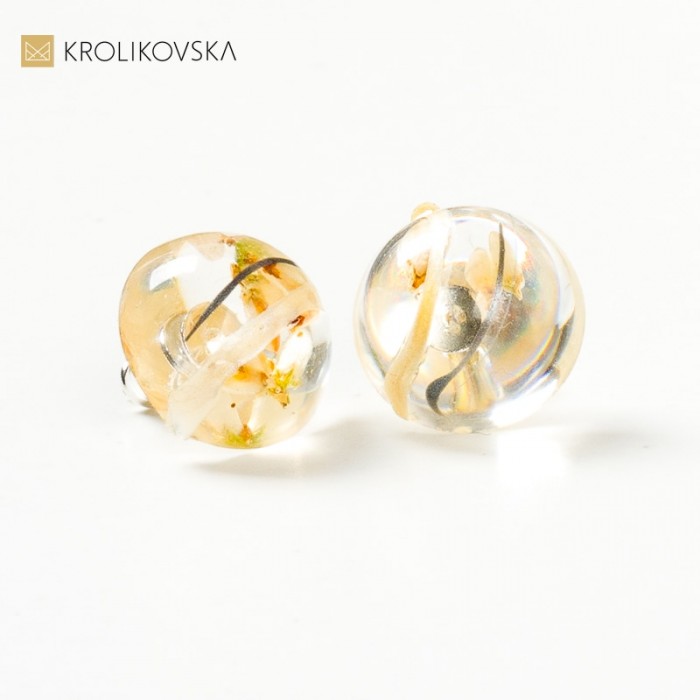 Biżuteria damska na prezent kolczyki z białymi kwiatami.