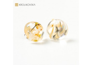 Biżuteria damska na prezent kolczyki z białymi kwiatami.