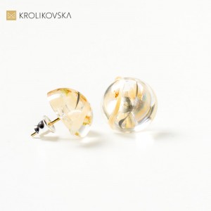 Biżuteria damska na prezent kolczyki z białymi kwiatami.