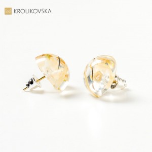 Biżuteria damska na prezent kolczyki z białymi kwiatami.