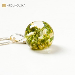 Biżuteria damska artystyczna. elegancki naszyjnika białym wrzosem.