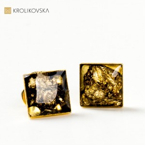 Biżuteria damska artystyczna, kwadratowe wkrętki złocone.