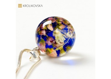 Biżuteria damska artystyczna, naszyjnik niebieski z łąką kwiatów.