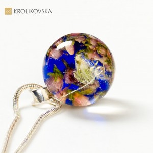 Biżuteria damska artystyczna, naszyjnik niebieski z łąką kwiatów.