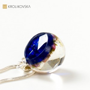 Biżuteria damska artystyczna, naszyjnik niebieski z łąką kwiatów.