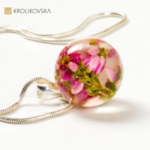 Piękna biżuteria artystyczna z kwiatami wrzosu.