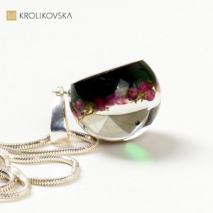 Oryginalna designowa biżuteria artystyczna z kwiatami.