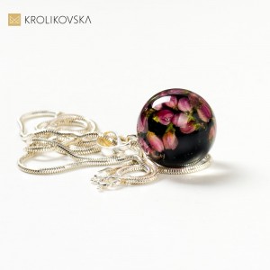 Oryginalna designowa biżuteria artystyczna z kwiatami.