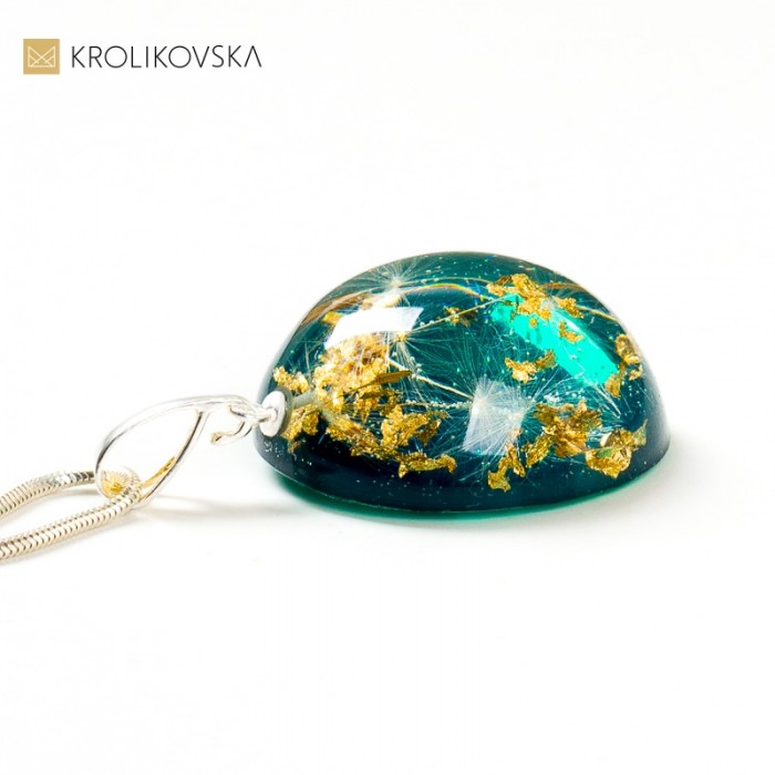 Zielona nowoczesna biżuteria artystyczna.