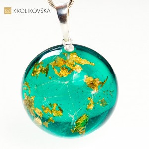 Zielona nowoczesna biżuteria artystyczna.