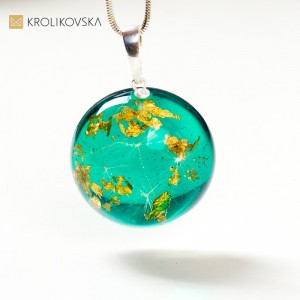 Zielona nowoczesna biżuteria artystyczna.