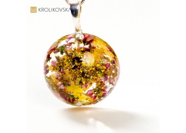 Biżuteria artystyczna rękodzieło z płatkami złota i kwiatami.