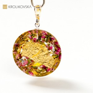 Biżuteria artystyczna rękodzieło z płatkami złota i kwiatami.