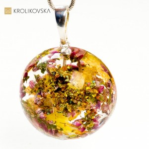 Biżuteria artystyczna rękodzieło z płatkami złota i kwiatami.