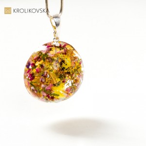 Biżuteria artystyczna rękodzieło z płatkami złota i kwiatami.